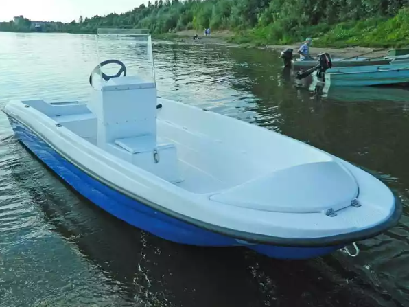 Стеклопластиковая лодка Пингвин с консолью (тримаран) в Копейске