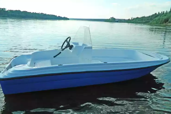 Стеклопластиковая лодка Пингвин с консолью (тримаран) в Копейске