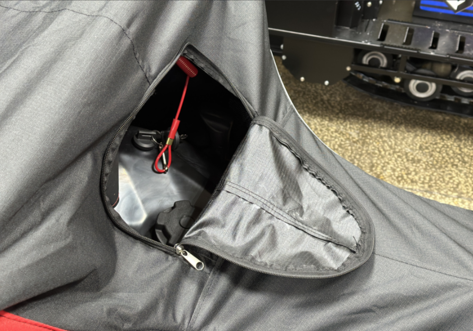 Чехол транспорт. снегохода IKUDZO HUNTER черно-красный Оксфорд ПРЕМИУМ качества с лого IKUDZO в Копейске